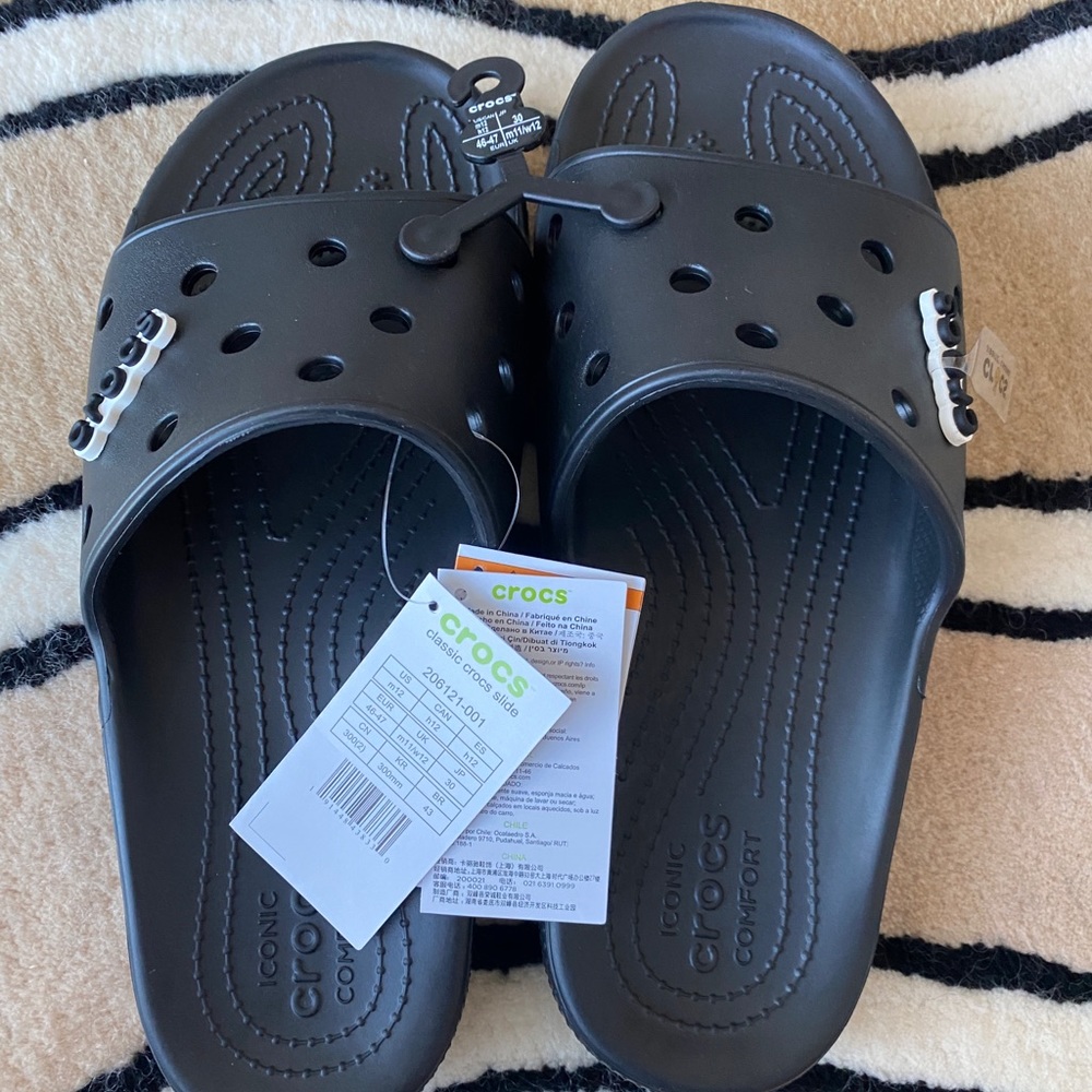 CLASSIC CROCS SLIDE BLACK WITH TWO CROCS JIBBITZ